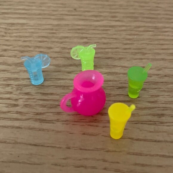 Vtg Polly Pocket Miniature Accessory Set Hangers Gifts Tennis Racket and More - Picture 7 of 8